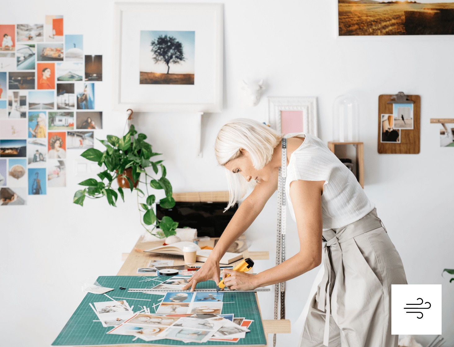 Una mujer trabajando en su escritorio