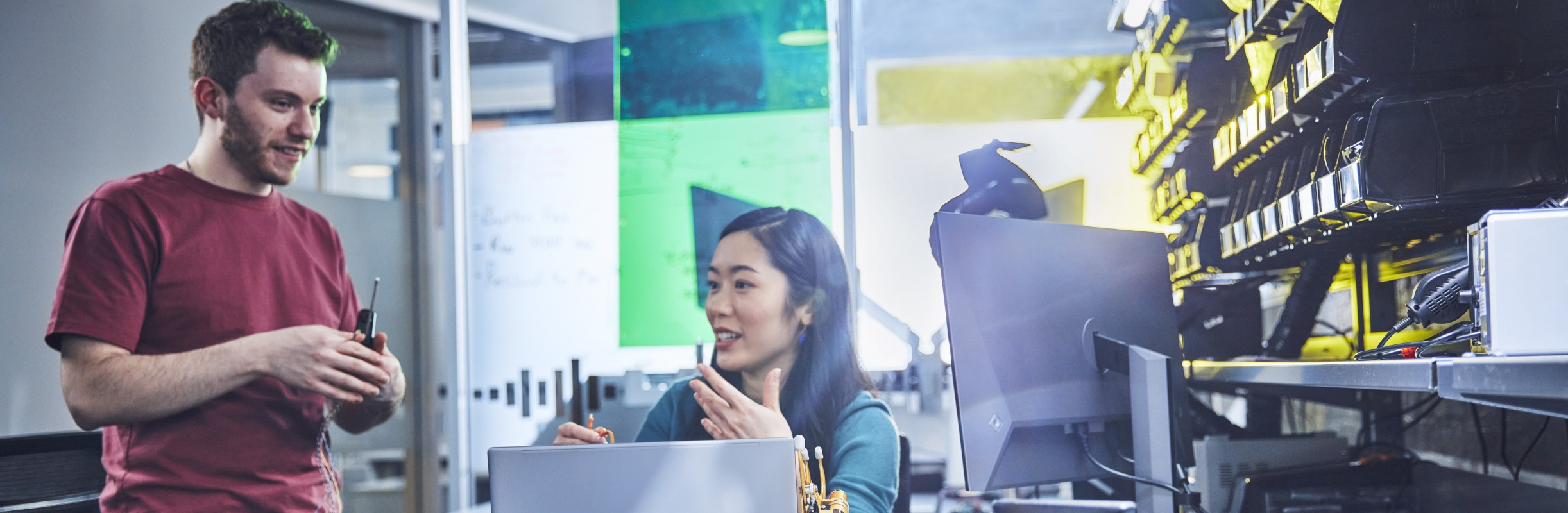 Hombre y mujer trabajando en conjunto para apoyar la seguridad de su empresa con las computadoras Thin Client de HP para negocios