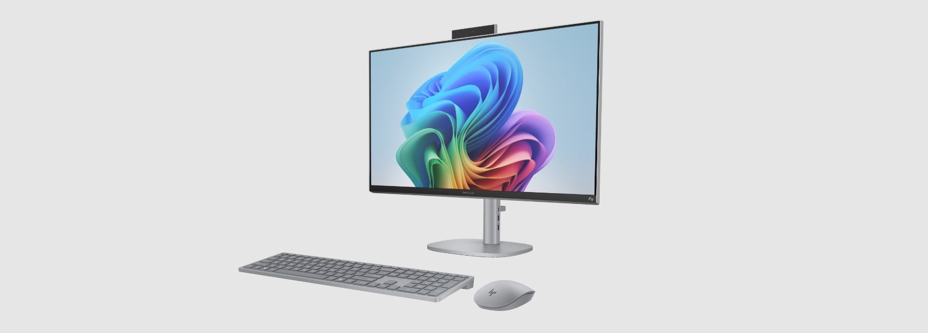 Ein HP OmniStudio X All-in-One KI-PC mit blauer drahtloser Maus und Tastatur