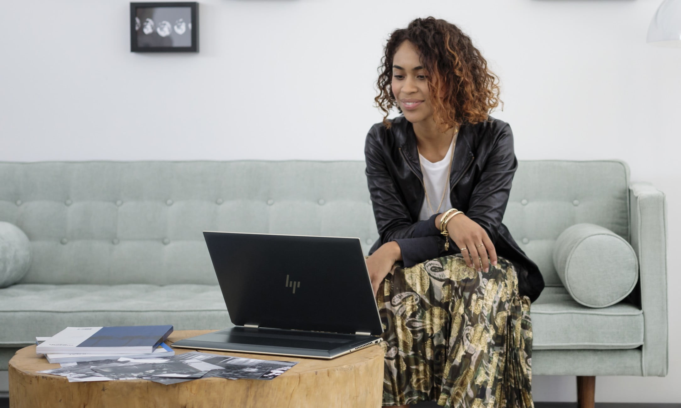 Eine Frau arbeitet an ihrem HP Laptop.